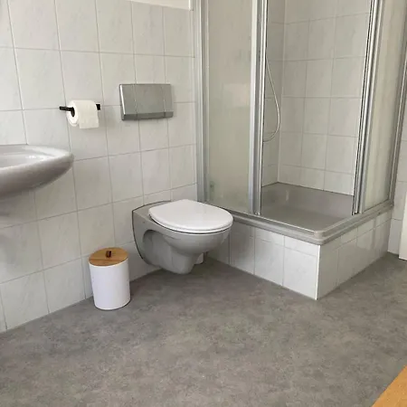 G Kennedy, 3 Personen Deluxe דירה Markranstädt